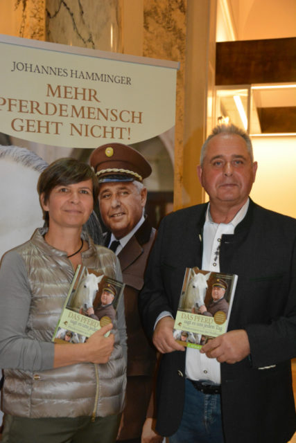 Die beiden Autoren Andrea Kerssenbrock und Johannes Hamminger präsentieren ihr Buch: Das Pferd sagt es uns jeden Tag - Pferdewissen aus der Stallburg © FKSK