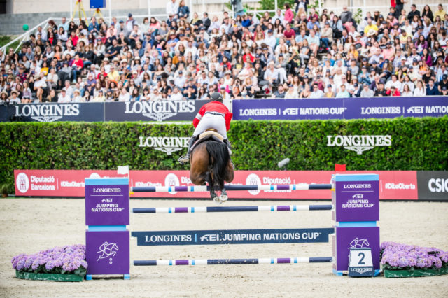 Vergangenes Jahr genoss ein großes Publikum die Action beim Finale des Springreiter-Nationenpreis in Barcelona. © FEI/Lukasz Kowalski