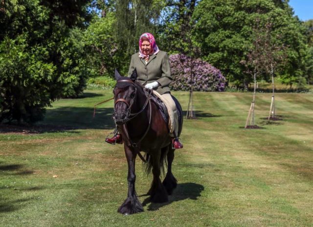 Nach Wochen der Isolation zeigte sich Queen Elisabeth II. wieder im Freien - und das wie es sich gehört auf dem Rücken ihres Ponys! © Facebook: The Royal Family