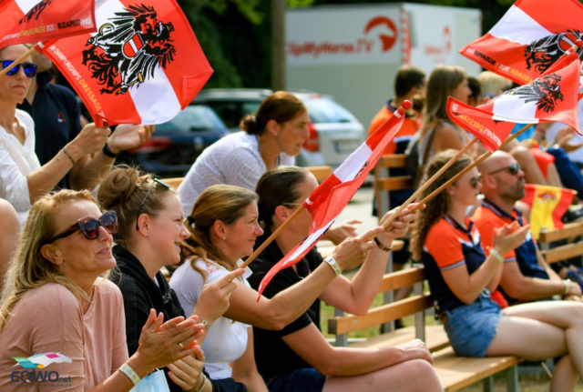 Wer nicht reitet, feuert an! Das österreichische Team jubelte jedem Reiter voller Elan zu. © Petra Kerschbaum