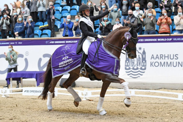 So sehen Sieger aus! Cathrine Dufour (DEN) holte sich mit Nachwuchspferd Bohemian mit 88,2% den Sieg im Weltcup von Vilhelmsborg! © Ridehesten.com